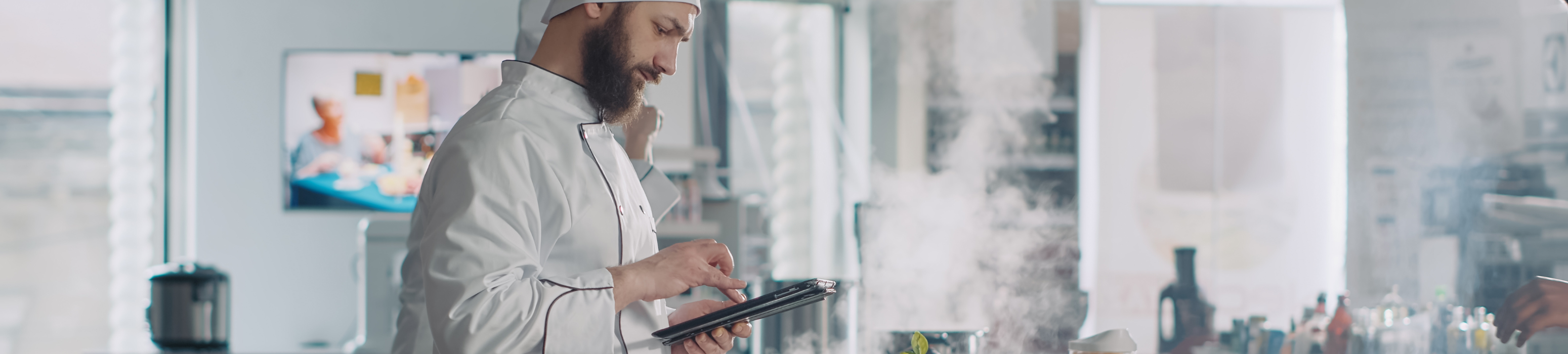 cuisinier en train d'utiliser l'application haccp-facile